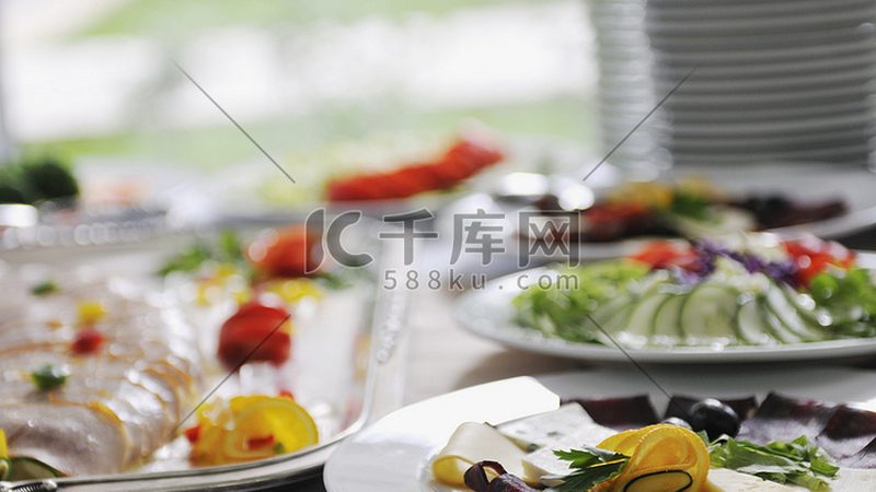 火锅盛宴，家庭聚餐选哪种底料更合适？**