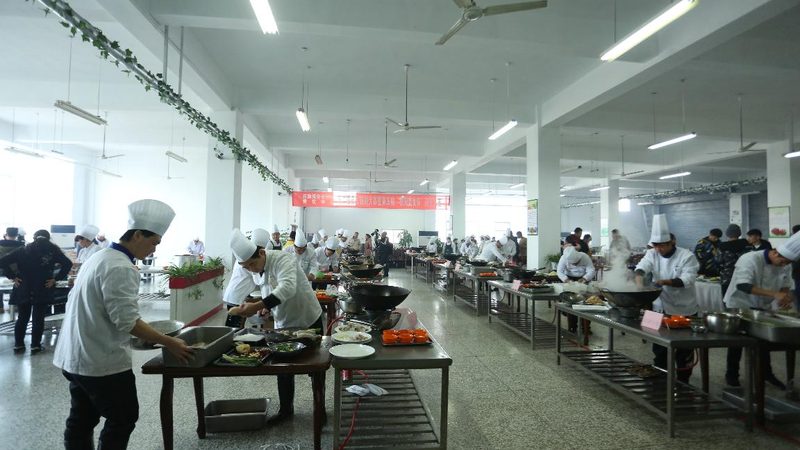 火锅底料作为一种常见的餐饮产品，在托运过程中需要特别注意以下几点：